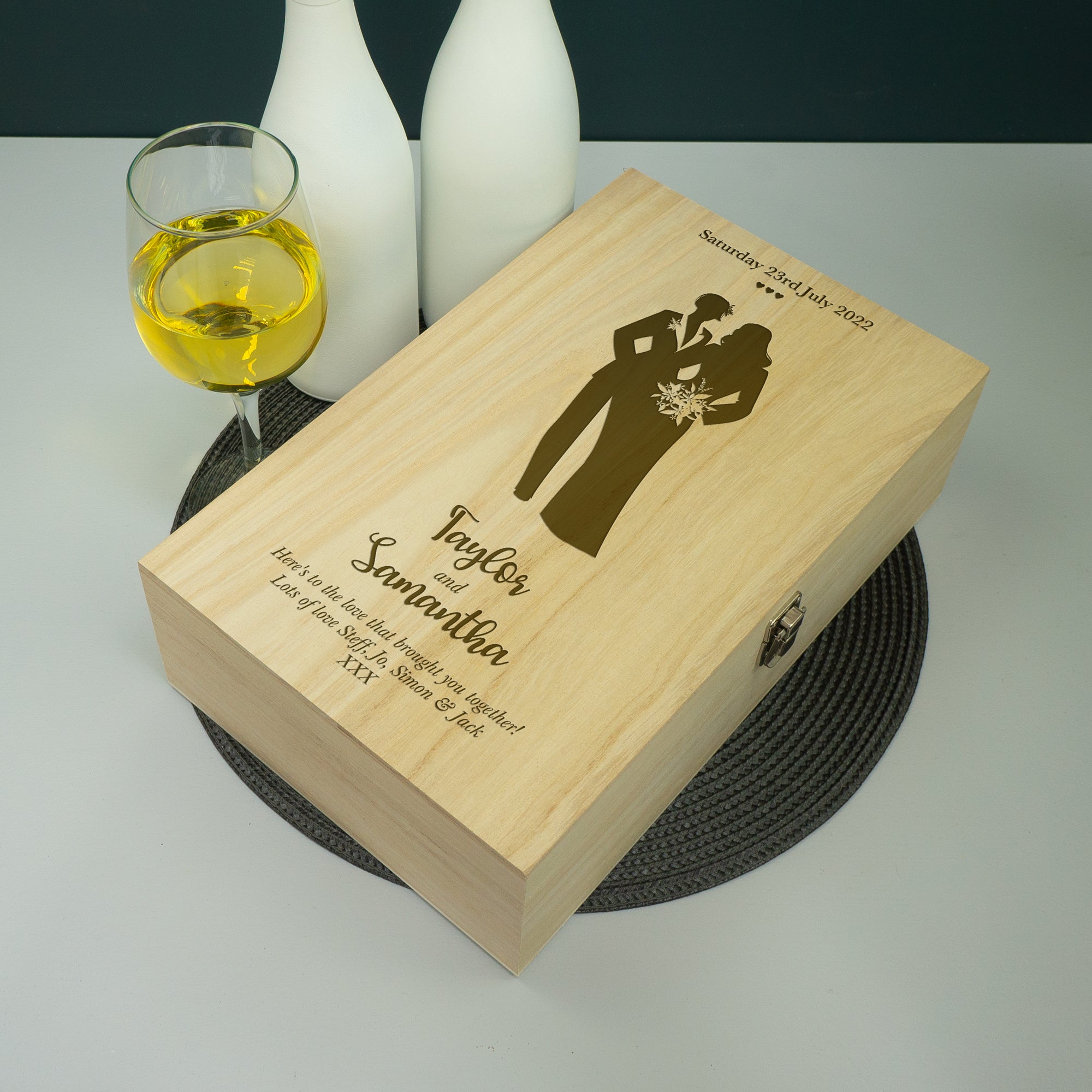 Lesbian bride and bride marriage twin champagne bottle gifting box